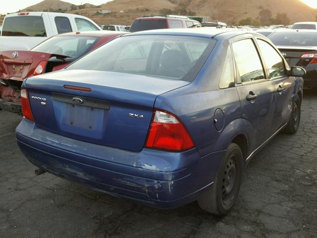 1FAFP34N65W281731 - 2005 FORD FOCUS ZX4 BLUE photo 4