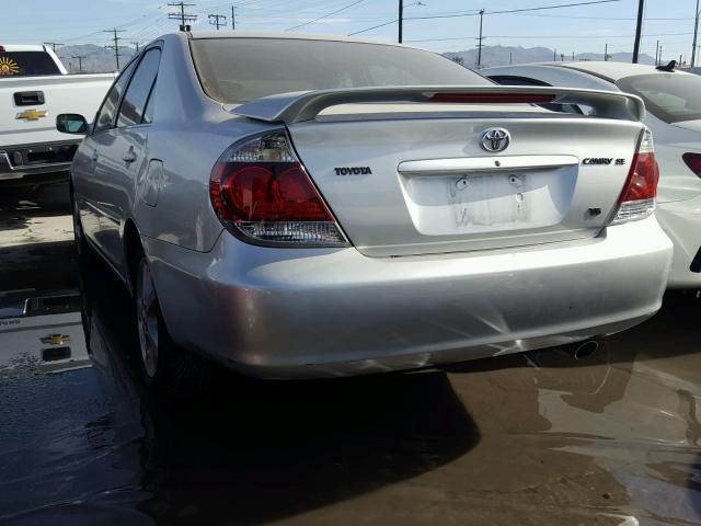 JTDBA32K750024986 - 2005 TOYOTA CAMRY SE SILVER photo 3