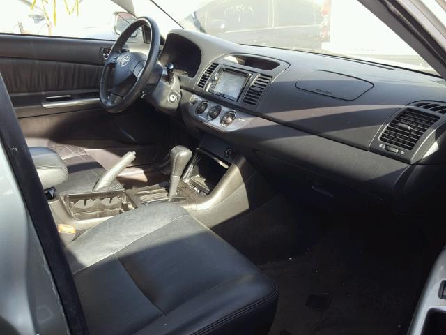 JTDBA32K750024986 - 2005 TOYOTA CAMRY SE SILVER photo 5