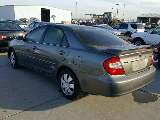 4T1BE32K02U568962 - 2002 TOYOTA CAMRY LE ნაცრისფერი ფოტო 3