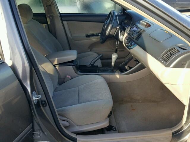 4T1BE32K02U568962 - 2002 TOYOTA CAMRY LE ნაცრისფერი ფოტო 5