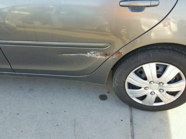 4T1BE32K02U568962 - 2002 TOYOTA CAMRY LE ნაცრისფერი ფოტო 9