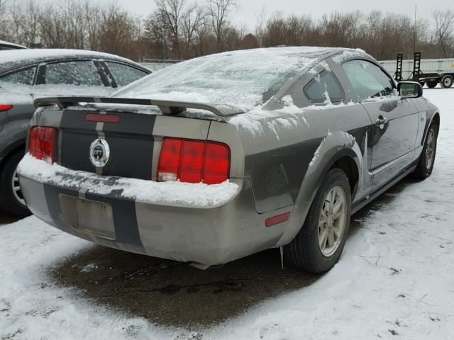 1ZVFT80N355249928 - 2005 FORD MUSTANG GRAY photo 4