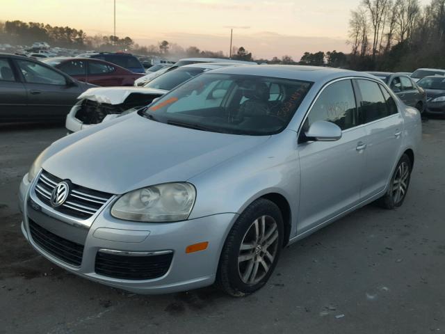 3VWDF71K45M608436 - 2005 VOLKSWAGEN NEW JETTA SILVER photo 2