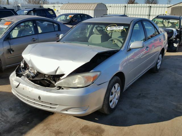 4T1BE32K52U602300 - 2002 TOYOTA CAMRY LE SILVER photo 2