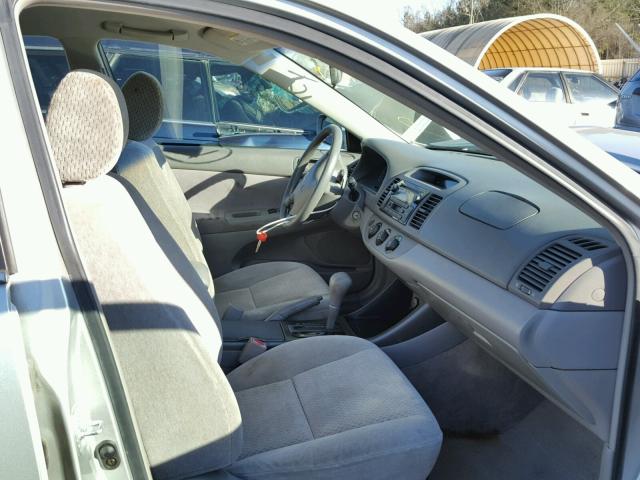 4T1BE32K52U602300 - 2002 TOYOTA CAMRY LE ვერცხლისფერი ფოტო 5