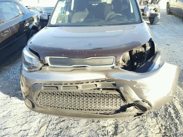 KNDJN2A25F7152678 - 2015 KIA SOUL GRAY photo 7