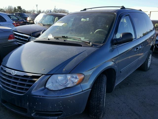 2C4GP44R45R267942 - 2005 CHRYSLER TOWN & COU GREEN photo 2