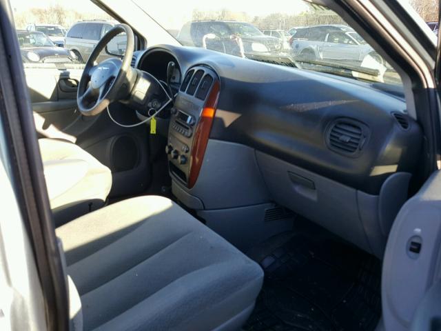 2C4GP44R45R267942 - 2005 CHRYSLER TOWN & COU GREEN photo 5