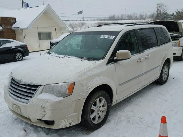 2A8HR54189R676426 - 2009 CHRYSLER TOWN & COU WHITE photo 2