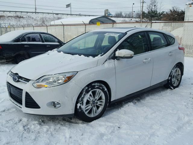 1FAHP3M22CL251011 - 2012 FORD FOCUS SEL WHITE photo 2