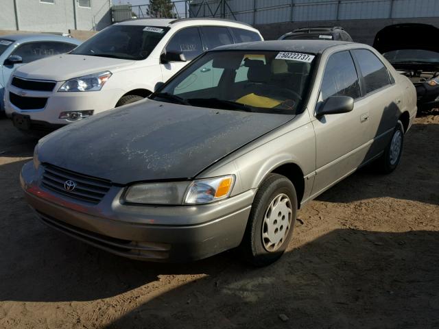 JT2BG22K8V0008233 - 1997 TOYOTA CAMRY LE GOLD photo 2