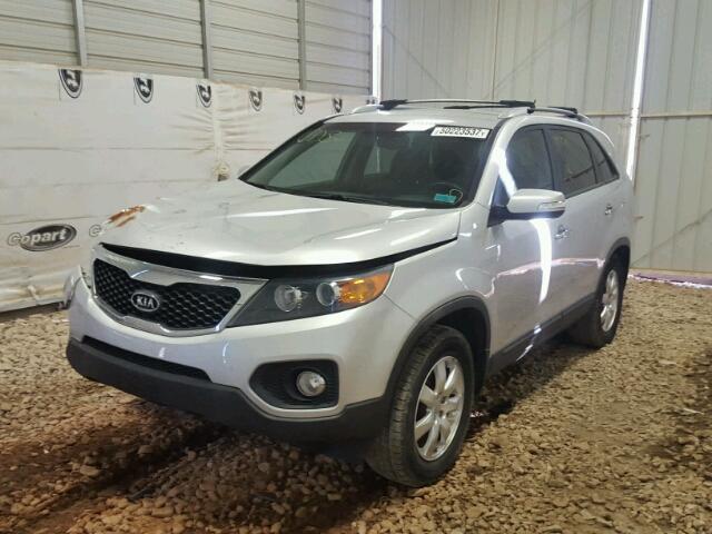 5XYKT3A64CG283120 - 2012 KIA SORENTO BA SILVER photo 2