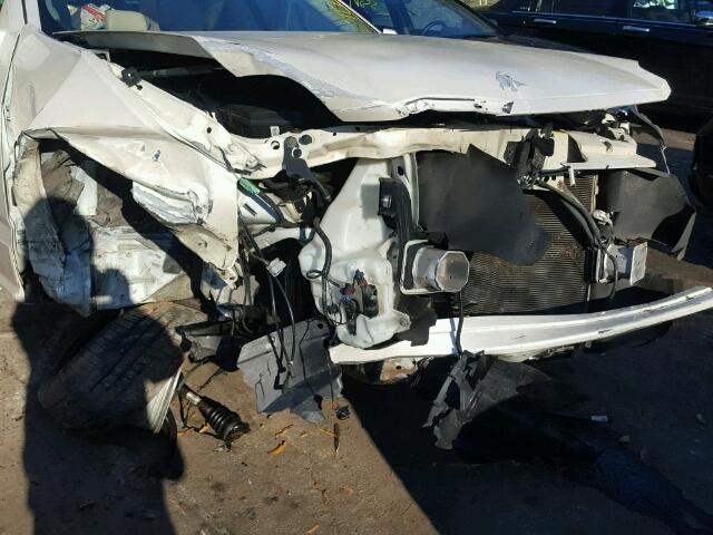 1GYEE63A680121314 - 2008 CADILLAC SRX WHITE photo 9