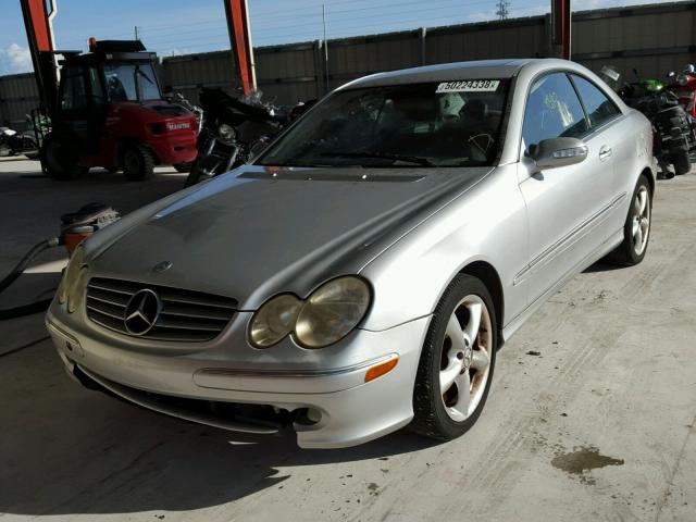 WDBTJ65J04F071943 - 2004 MERCEDES-BENZ CLK 320C GRAY photo 2