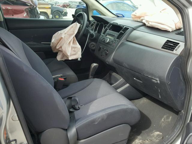 3N1BC11E28L380850 - 2008 NISSAN VERSA S GRAY photo 5