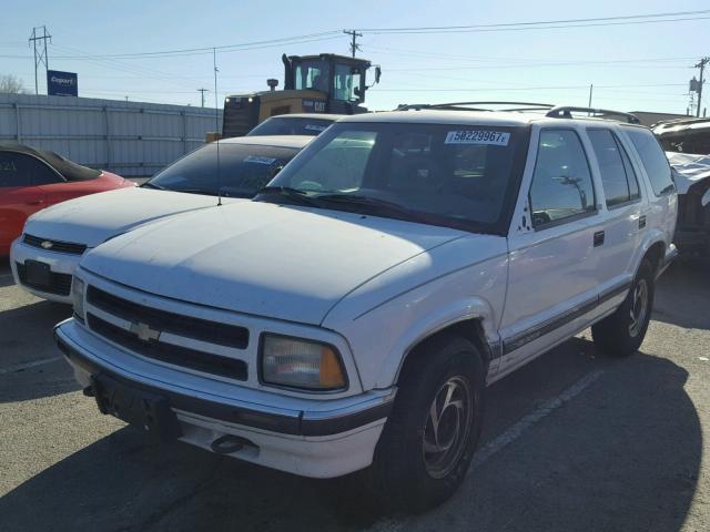 1GNDT13W1V2100111 - 1997 CHEVROLET BLAZER WHITE photo 2