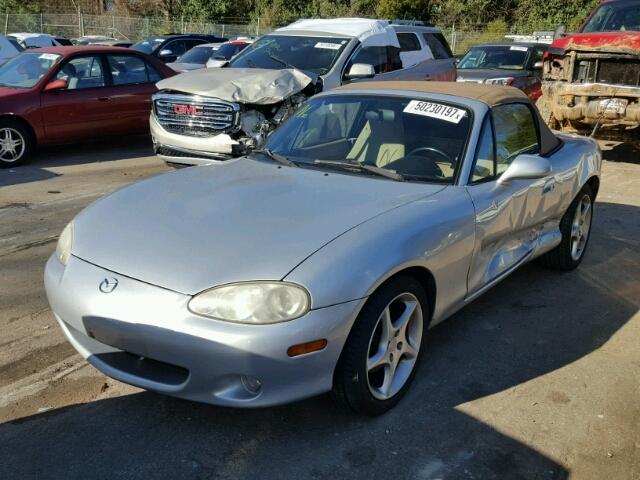 JM1NB353220229724 - 2002 MAZDA MX-5 MIATA SILVER photo 2