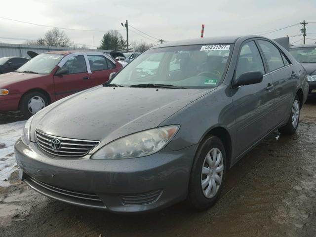 4T1BE32K85U566543 - 2005 TOYOTA CAMRY LE ნაცრისფერი ფოტო 2