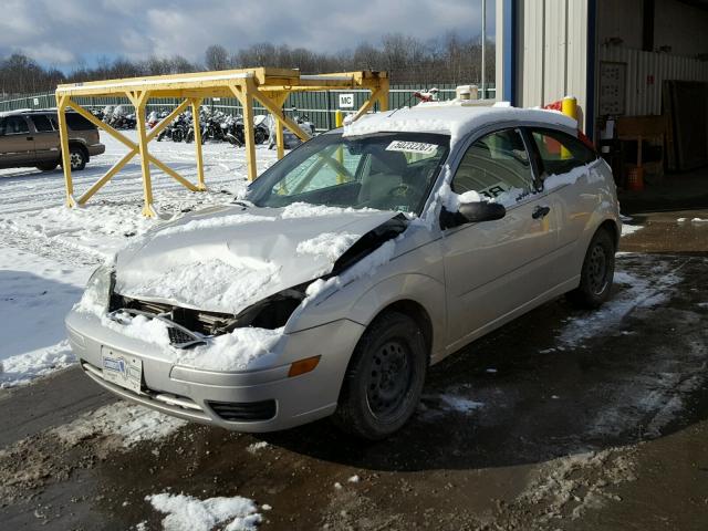 1FAHP31N36W217788 - 2006 FORD FOCUS ZX3 SILVER photo 2