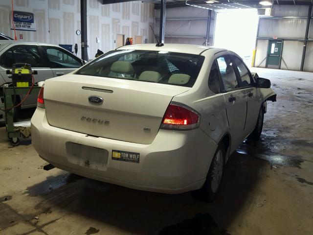 1FAHP3FNXAW275849 - 2010 FORD FOCUS SE WHITE photo 4