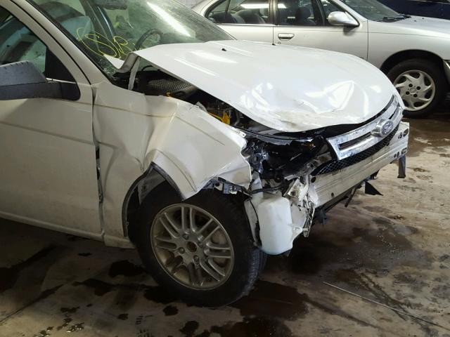 1FAHP3FNXAW275849 - 2010 FORD FOCUS SE WHITE photo 9