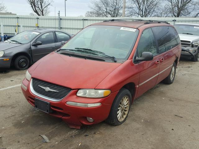 1C4GP54L0YB592236 - 2000 CHRYSLER TOWN & COU RED photo 2