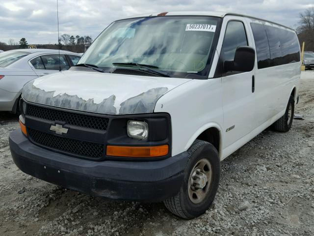 1GAHG39UX41215917 - 2004 CHEVROLET EXPRESS G3 WHITE photo 2