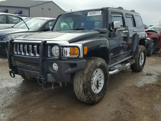 5GTDN136168105769 - 2006 HUMMER H3 BLACK photo 2