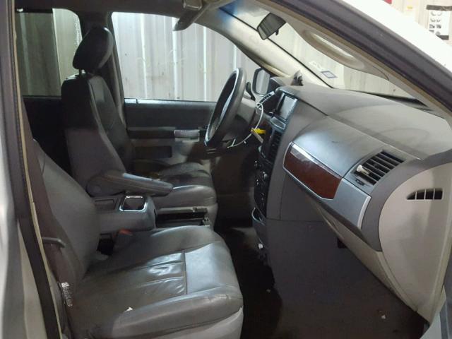 2A8HR54P48R134680 - 2008 CHRYSLER TOWN & COU SILVER photo 5