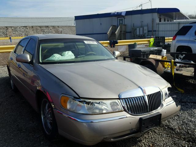 1LNHM82W3YY839351 - 2000 LINCOLN TOWN CAR S SILVER photo 1