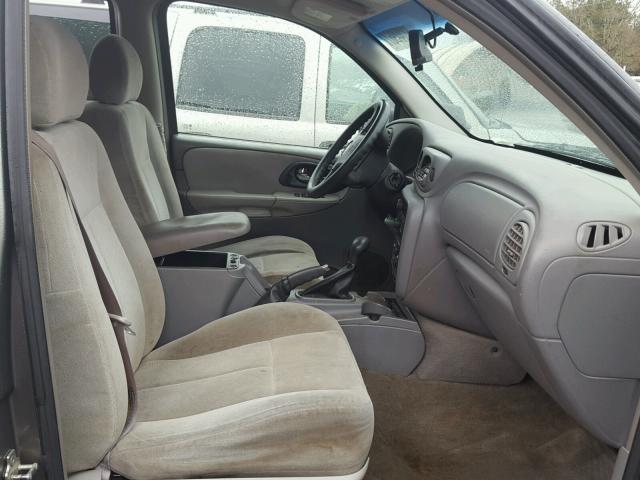 1GNDT13S952179766 - 2005 CHEVROLET TRAILBLAZE GRAY photo 5