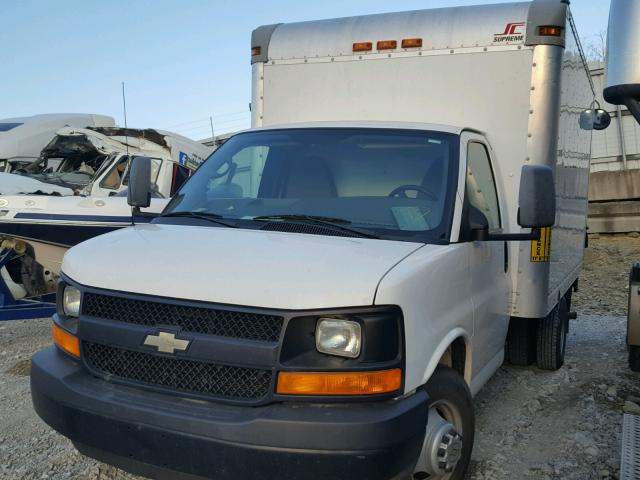 1GB0G2CA7C1163386 - 2012 CHEVROLET EXPRESS G3 WHITE photo 2