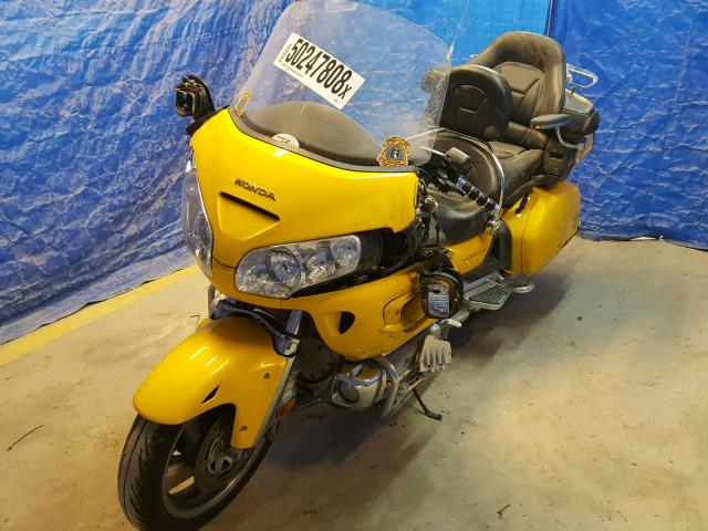 1HFSC47482A101807 - 2002 HONDA GL1800 A YELLOW photo 2