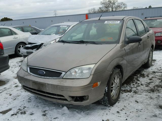 1FAFP34N05W273091 - 2005 FORD FOCUS ZX4 BEIGE photo 2