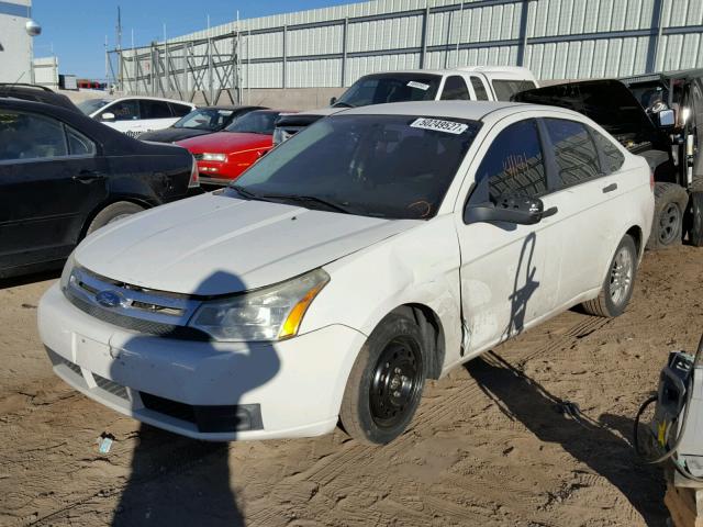 1FAHP35N69W160145 - 2009 FORD FOCUS SE WHITE photo 2