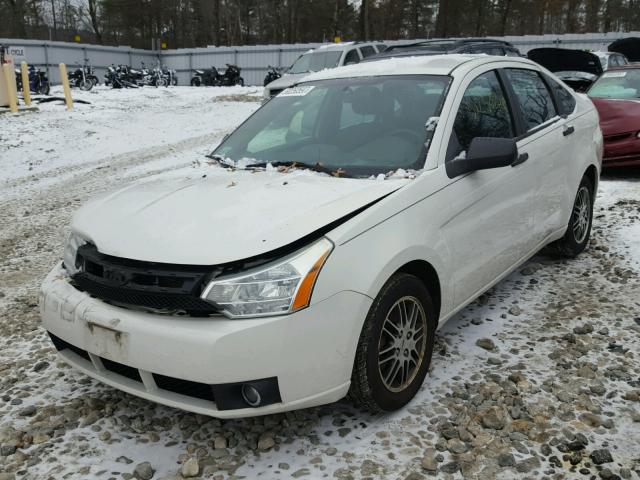 1FAHP3FN2AW139053 - 2010 FORD FOCUS SE WHITE photo 2