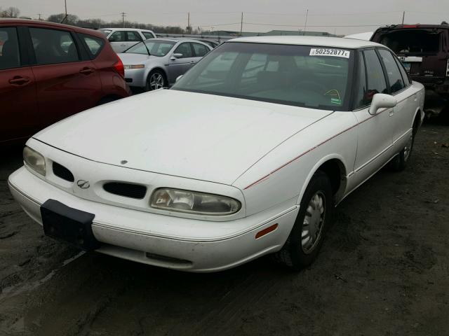 1G3HN52KXW4807031 - 1998 OLDSMOBILE 88 BASE WHITE photo 2