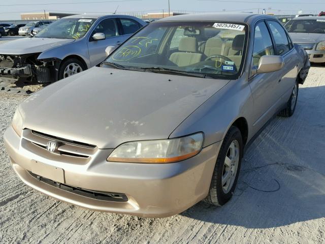 1HGCG5672YA111764 - 2000 HONDA ACCORD SE GOLD photo 2