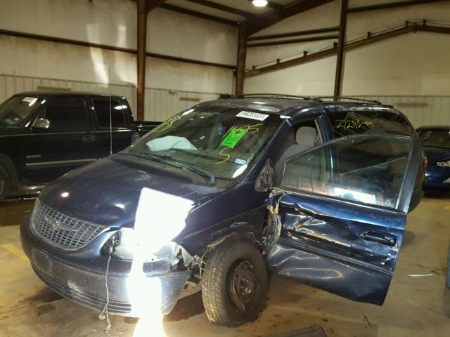 2C4GP44382R731855 - 2002 CHRYSLER TOWN & COU BLUE photo 2