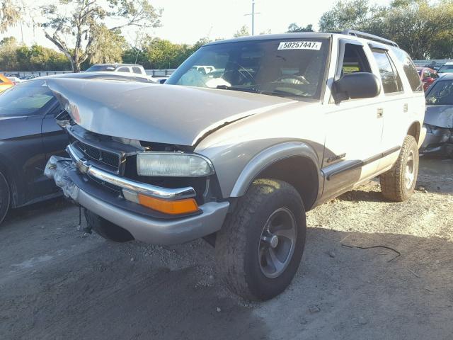 1GNCS13W72K207609 - 2002 CHEVROLET BLAZER SILVER photo 2