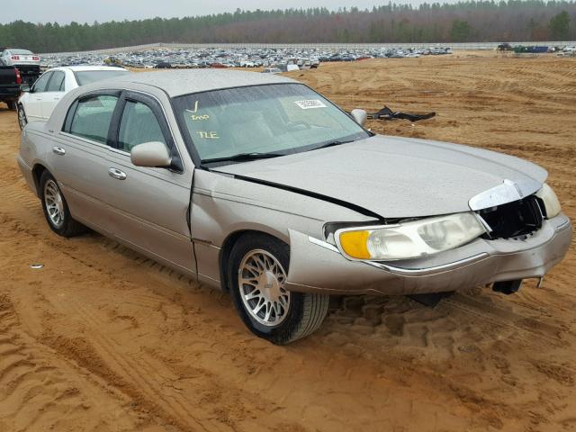 1LNHM82W1YY811130 - 2000 LINCOLN TOWN CAR S SILVER photo 1