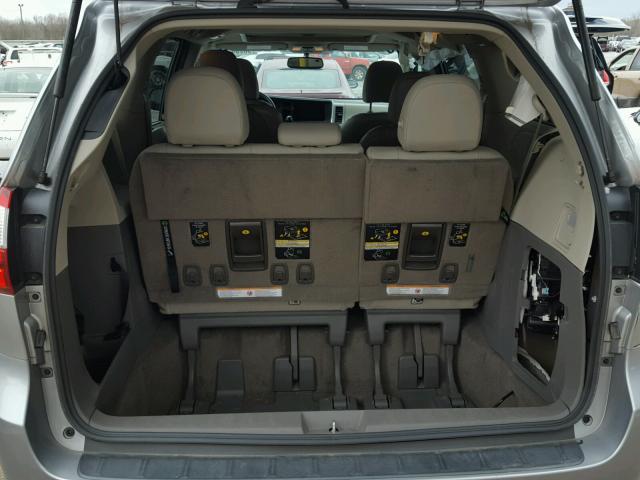 5TDYK3DC8FS690251 - 2015 TOYOTA SIENNA XLE GRAY photo 9