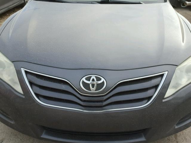 4T4BF3EK9AR001775 - 2010 TOYOTA CAMRY BASE GRAY photo 7