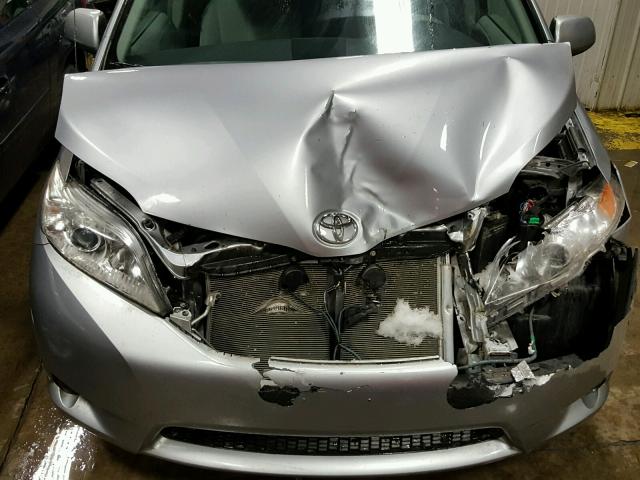 5TDKK3DC3CS210599 - 2012 TOYOTA SIENNA LE SILVER photo 7