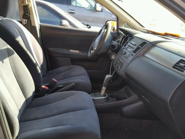 3N1BC11E99L490621 - 2009 NISSAN VERSA S GRAY photo 5