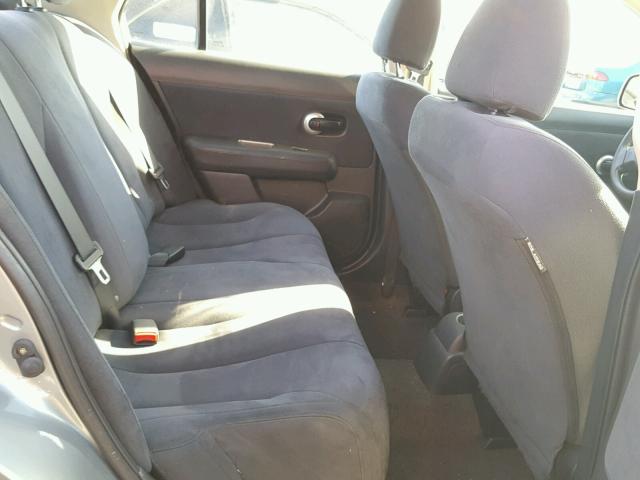 3N1BC11E99L490621 - 2009 NISSAN VERSA S GRAY photo 6