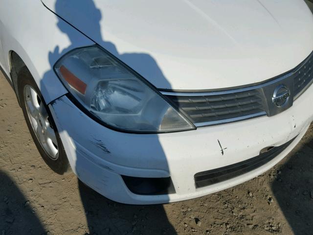 3N1BC11E68L402851 - 2008 NISSAN VERSA WHITE photo 9