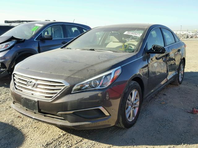 5NPE24AF8HH528913 - 2017 HYUNDAI SONATA SE BROWN photo 2