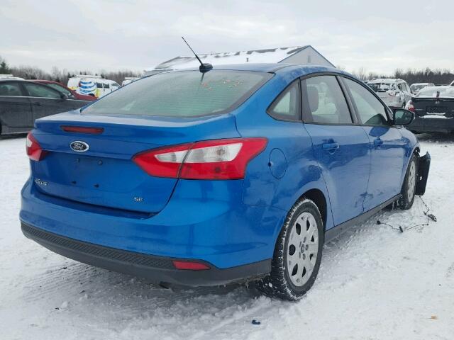 1FAHP3F23CL299744 - 2012 FORD FOCUS SE BLUE photo 4